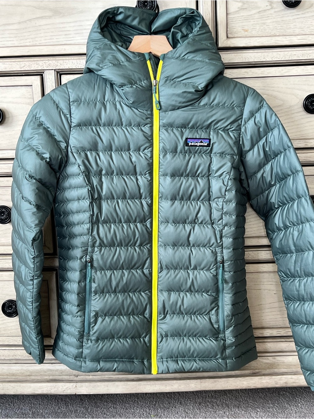 Patagonia womens down Hooded Jacket - Green